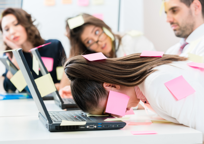Erschöpfte Frau am Computer