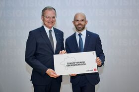 LH Thomas Stelzer zusammen mit Oö. Zukunftsakademie Leiter Markus Scharner vor einer Pressewand.