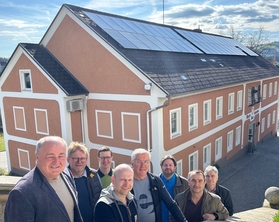 Gründungsteam der EEG Wartberg an der Krems vor einem Gebäude mit PV-Anlage